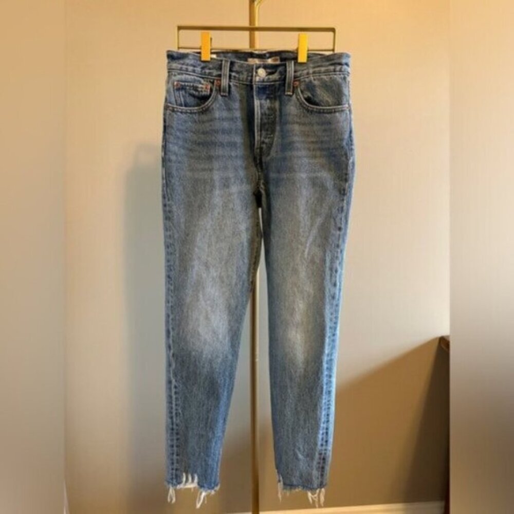 Levi’s Wedgie Fit Jeans 26 High Rise Straight Leg Frayed Hem Medium Wash